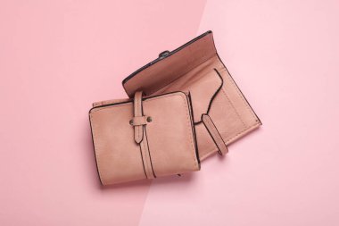 Pembe arka planda iki pembe deri cüzdan.