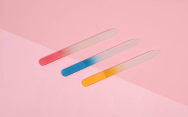 Pembe arkaplanda tırnak dosyaları kümesi