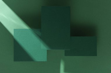 Yeşil arka planda gölgesi olan yüzen boş kart kağıtları. Minimalizm marka şablonu, yaratıcı düzen