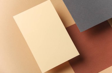 Kahverengi arka planda gölgesi olan renkli boş kart kağıtları. Minimalizm marka şablonu, yaratıcı düzen