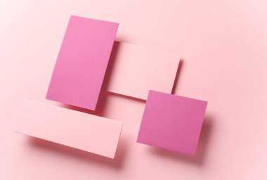 Pembe arka planda gölgesi olan bir dizi boş kart kağıdı. Minimalizm marka şablonu, yaratıcı düzen