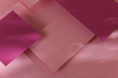 Pembe arka planda gölgesi olan bir dizi boş kart kağıdı. Minimalizm marka şablonu, yaratıcı düzen