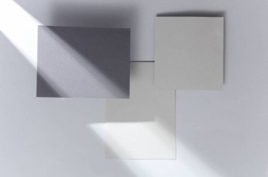 Gri arka planda gölgesi olan yüzen boş kart kağıtları. Minimalizm marka şablonu, yaratıcı düzen