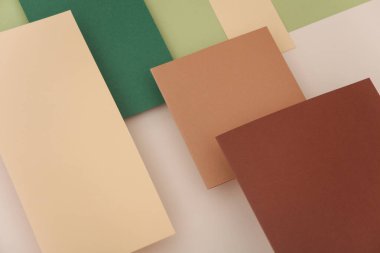 Bej yeşil arka planda gölgesi olan yüzen renkli boş kart kağıtları grubu. Minimalizm marka şablonu, yaratıcı düzen