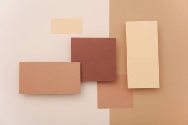 Bej arka planda gölgesi olan yüzen renkli boş kart kağıtları grubu. Minimalizm marka şablonu, yaratıcı düzen