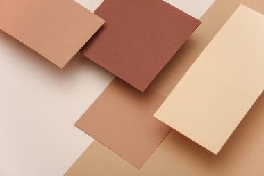 Bej arka planda gölgesi olan yüzen renkli boş kart kağıtları grubu. Minimalizm marka şablonu, yaratıcı düzen