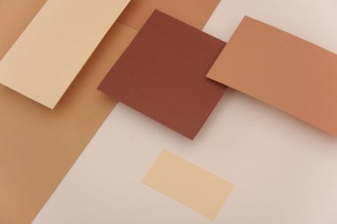 Bej arka planda gölgesi olan yüzen renkli boş kart kağıtları grubu. Minimalizm marka şablonu, yaratıcı düzen