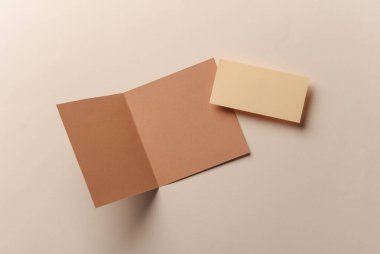 Bej arkaplanlı kart broşürü