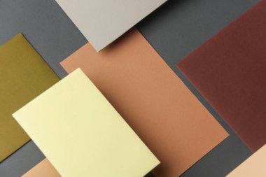 Koyu gri arka planda gölgesi olan yüzen renkli boş kart kağıtları grubu. Minimalizm marka şablonu, yaratıcı düzen