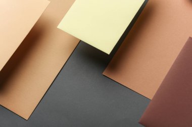 Koyu gri arka planda gölgesi olan yüzen renkli boş kart kağıtları grubu. Minimalizm marka şablonu, yaratıcı düzen