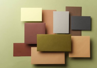 Koyu gri arka planda gölgesi olan yüzen renkli boş kart kağıtları grubu. Minimalizm marka şablonu, yaratıcı düzen