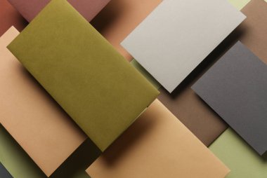 Koyu gri arka planda gölgesi olan yüzen renkli boş kart kağıtları grubu. Minimalizm marka şablonu, yaratıcı düzen