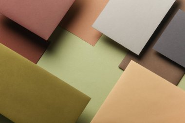 Yeşil arka planda gölgesi olan bir grup yüzen renkli boş kart kağıdı. Minimalizm marka şablonu, yaratıcı düzen