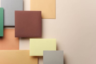 Bej arka planda gölgesi olan bir grup renkli boş kart kağıdı. Minimalizm marka şablonu, yaratıcı düzen