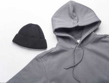 Beyaz arka planda şapkası olan erkek kapüşonu. Düz yatıyordu