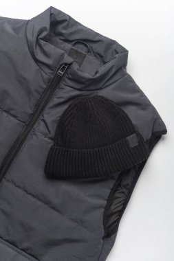 Beyaz arka planda şapkası olan kolsuz erkek ceketi. Düz yatıyordu