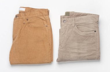 Beyaz arka planda kadife pantolon