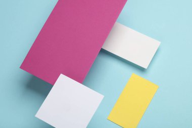 Mavi arka planda gölgesi olan yüzen renkli boş kart kağıtları grubu. Minimalizm marka şablonu, yaratıcı düzen