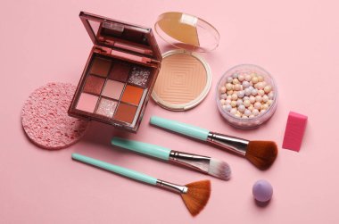 Pembe arka planda makyaj malzemeleri. Yaratıcı güzellik hala hayat