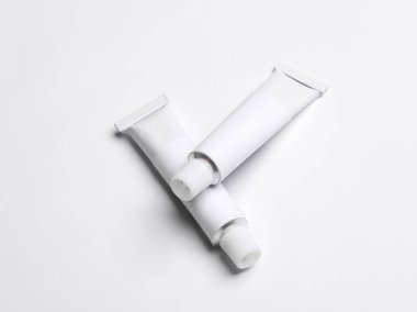 Beyaz arka planda yaratıcılık için akrilik ya da yağlı boya tüpleri. Tasarım için şablon, model