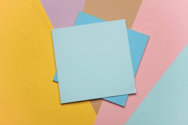 Renkli bir arkaplanda origami yaratıcılığı için kare kağıtlar