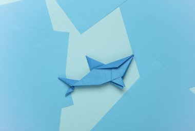 Mavi origami kağıdı katlanmış köpekbalığı