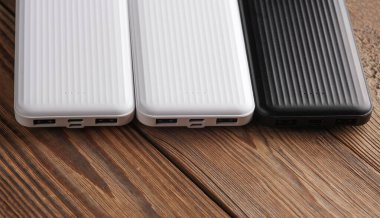 Tahta masada güç bankaları var. Akıllı telefon ve diğer cihazları şarj etmek için harici bataryalar.