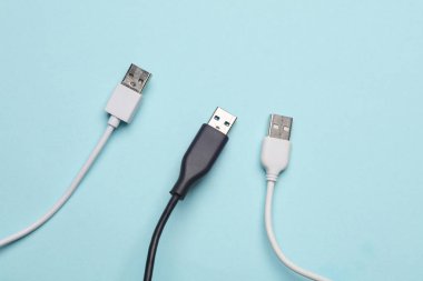 Mavi arkaplanda üç USB kablosu