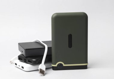 Gri arkaplanda güç bankaları ve harici sabit diskler