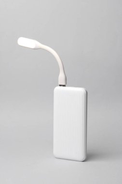 Gri arkaplanda USB lambası olan güç bankası