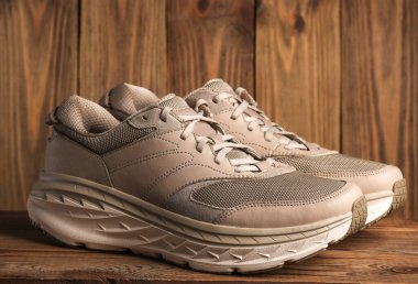 Ahşap arka planda bir çift spor ayakkabısı