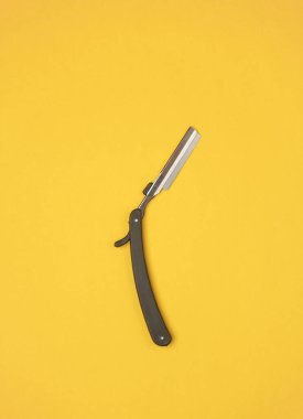 Sarı arka planda düz jilet.