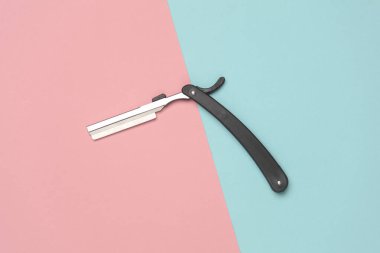 Pembe arka planda koyu renk jilet.