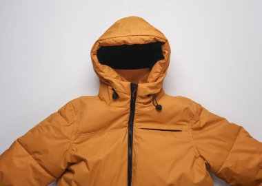 Beyaz arka planda kapüşonlu sarı kış ceketi