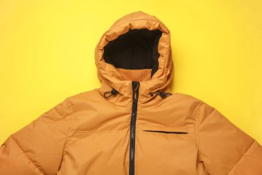 Sarı kapüşonlu sarı ceketli