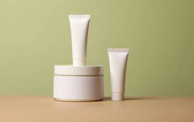 Yeşil arka planda şişeler dolusu kozmetik.