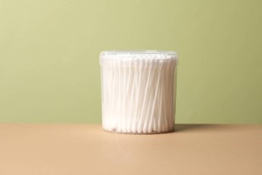 Bej yeşili arka planda şeffaf bir kutuya takılır.