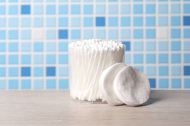 Kulaklıklar şeffaf bir kutuya ve pamuğa yapışır.