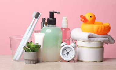 Kozmetik ürünleri iyon pembe arka plan. Kişisel hijyen. Sabah rutini. Güzellik konsepti