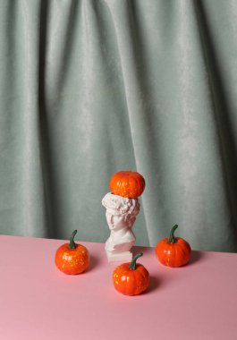 David perdenin arkasına balkabağı yapıştırdı. Estetik güzellik hala hayattadır. Minimalizm. Sonbahar, Cadılar Bayramı havası