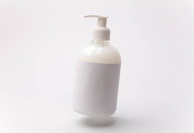 Beyaz arka planda yüzen sıvı sabun şişesi