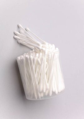 Gri arkaplandaki kulaklar