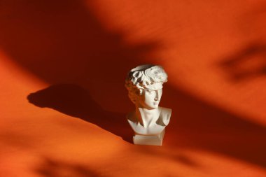 David turuncu arkaplanı gölgelerle bastı