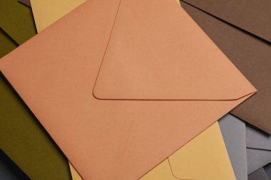 Renkli zarflar yığını yakın plan