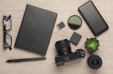 Kamera ve fotoğraf aksesuarları masada. Üst görünüm