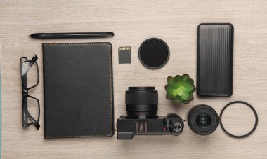 Kamera ve fotoğraf aksesuarları masada. Üst görünüm
