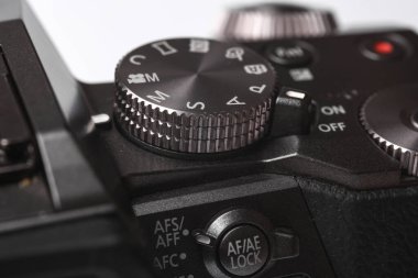 Beyaz arkaplanda modern kamera kapatma ayrıntıları