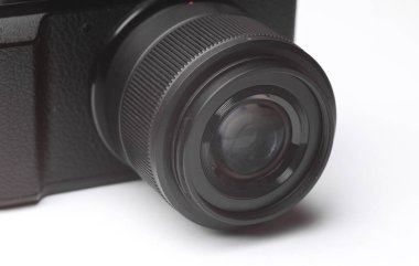 Beyaz zemin üzerinde lens olan modern kamerayı kapat