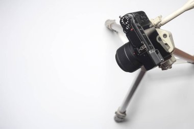 Tripodun üzerindeki modern kamera. Beyaz arkaplanda üst görünüm