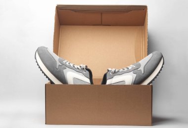 Yeni erkek ayakkabıları beyaz arka planda kutuda